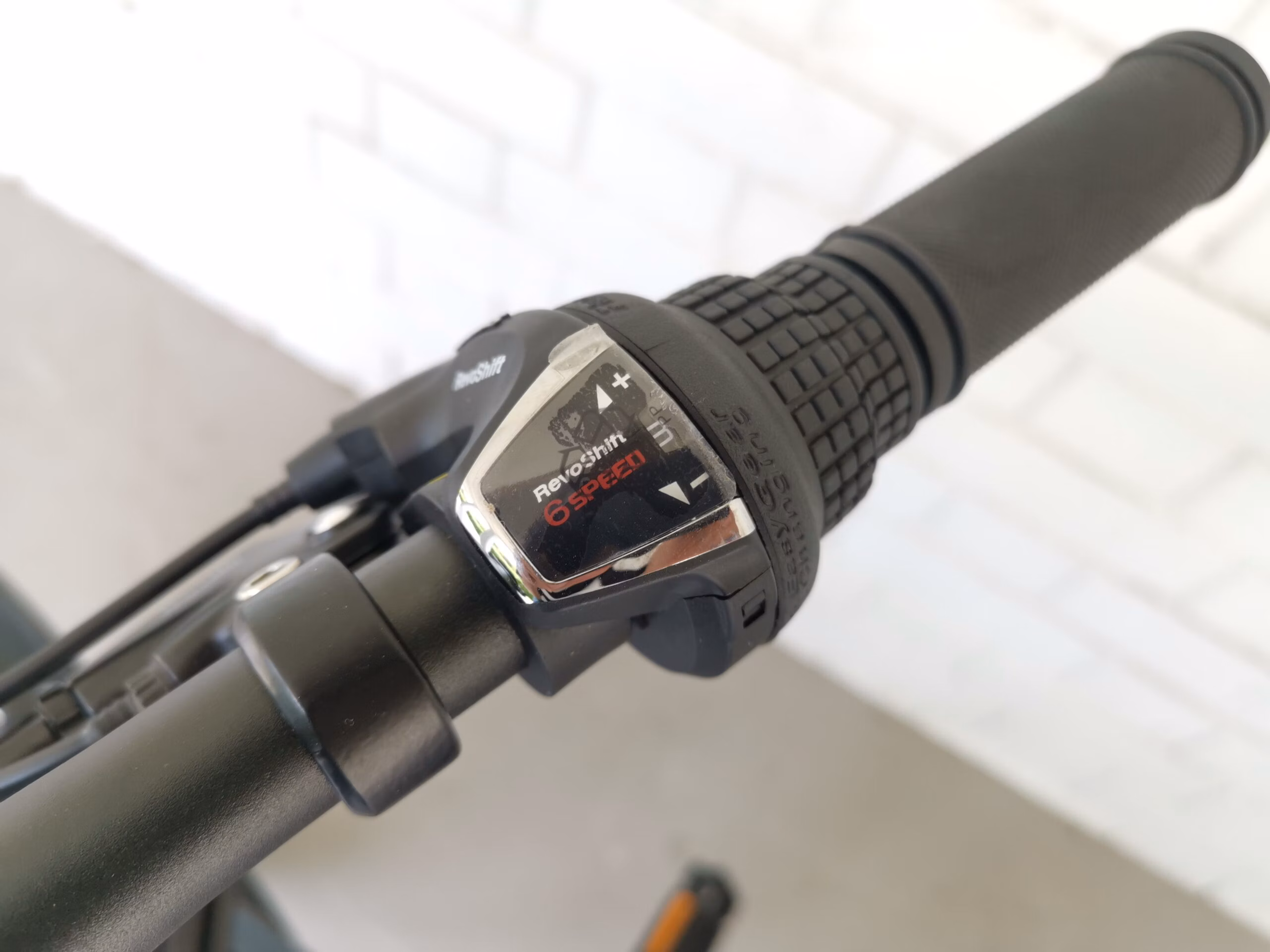 YY Rogi Max vs YY Rogi Pro has a Shimano Tourney 6 Speed Control