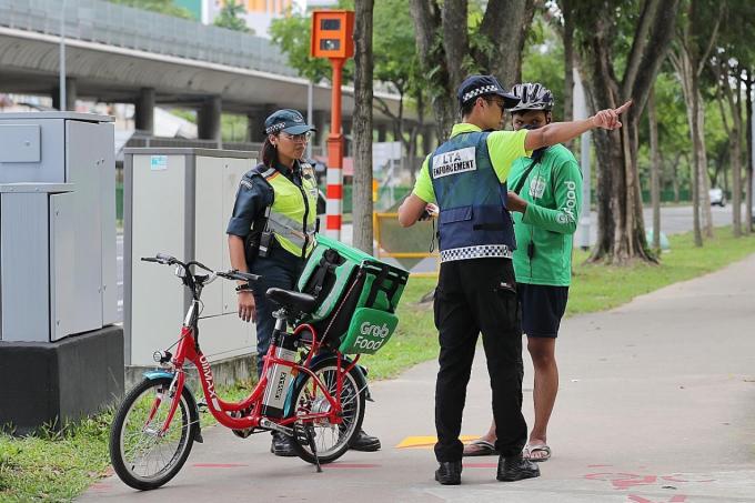 E-Bike in Singapore Getting Caught By LTA Enforcement Officer